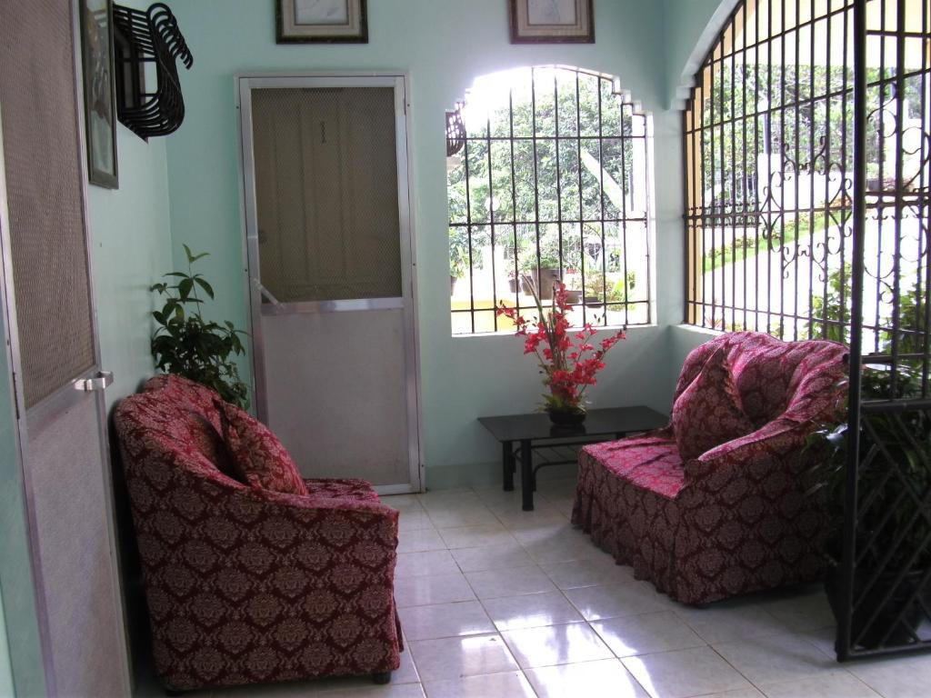 Royal Taal Inn Tagaytay City Extérieur photo
