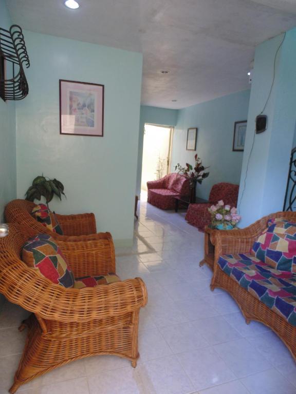 Royal Taal Inn Tagaytay City Extérieur photo