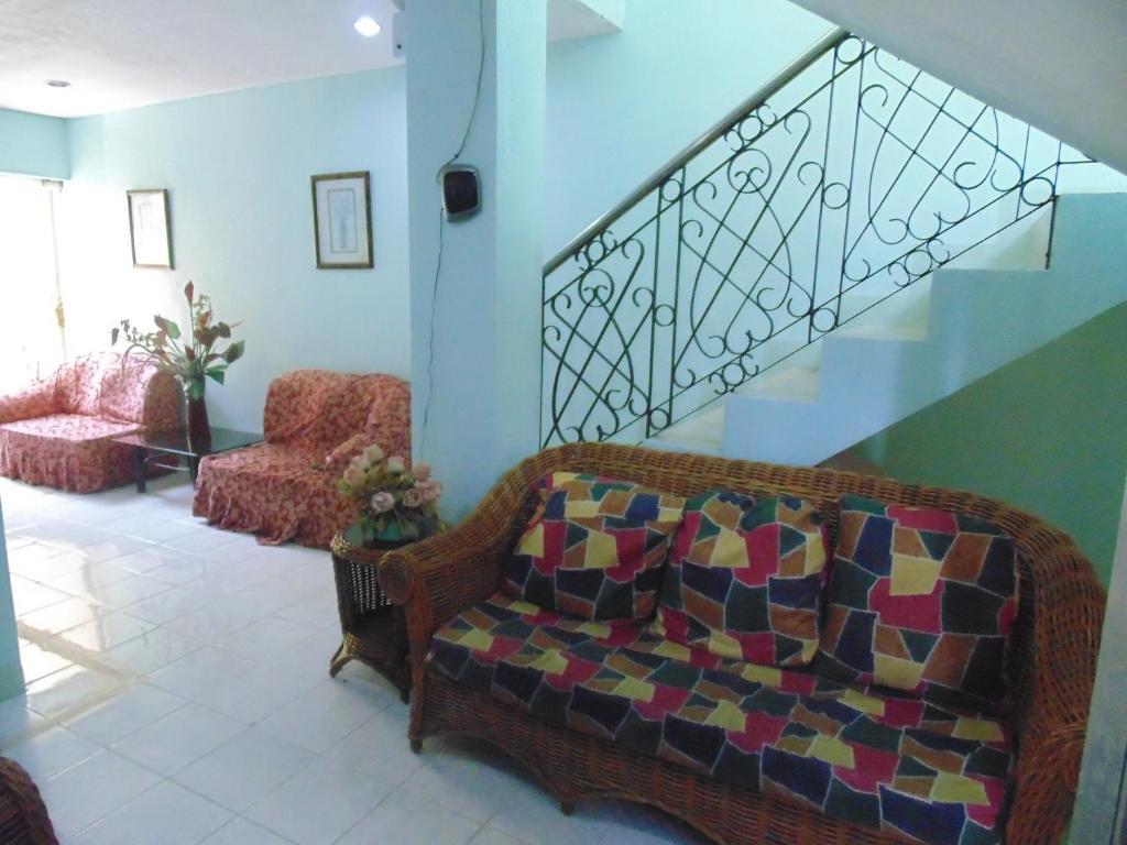 Royal Taal Inn Tagaytay City Extérieur photo
