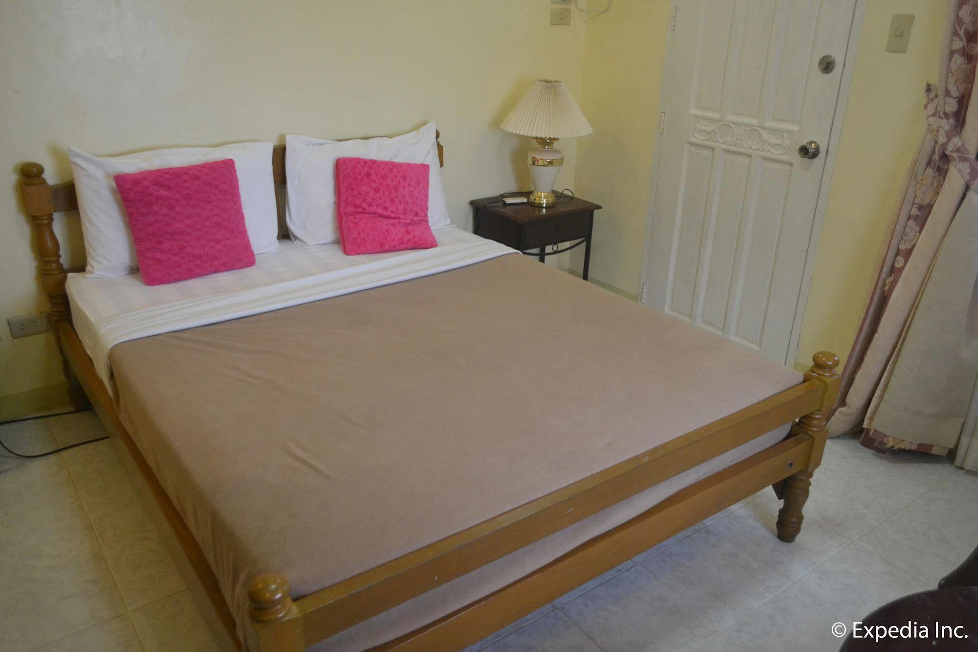 Royal Taal Inn Tagaytay City Extérieur photo