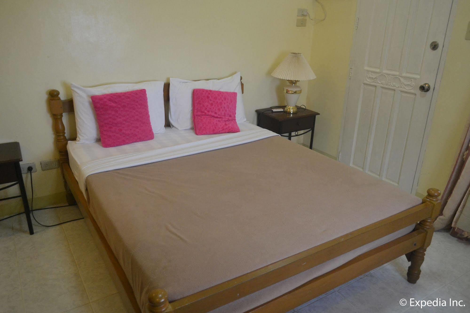 Royal Taal Inn Tagaytay City Extérieur photo